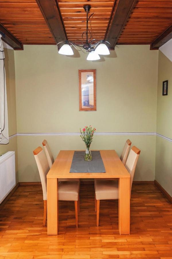 Za Gorami, Za Lasami Villa