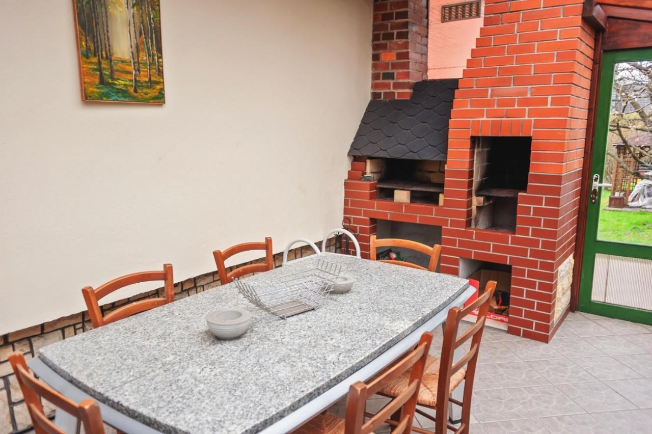 Villa Za Gorami, Za Lasami